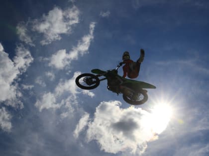 Жителей Карабаша и губернатора порадовало мотошоу от знаменитых российских райдеров