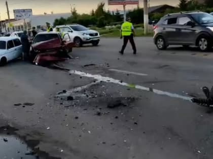 Машина превратилась в груду железа. Страшная авария произошла в Магнитогорске на проспекте Ленина