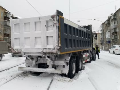 Снегопад и автомобилисты помешали движению трамваев
