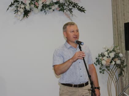 Глава Аргаяшского муниципального района Игорь Ишимов наградил 13 супружеских пар, проживших в браке более 50 лет.