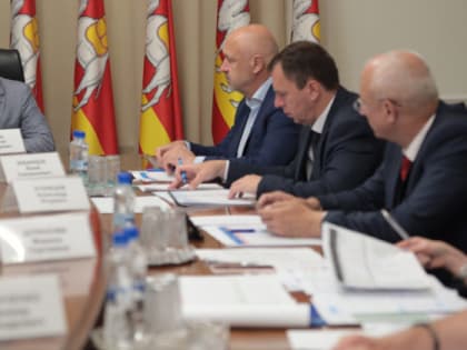 Глава региона Алексей Текслер провёл совещание, на котором обсудили строительство и ремонт социальных и инфраструктурных объектов
