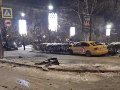 Две иномарки вынесло на тротуар после столкновения в центре Челябинска