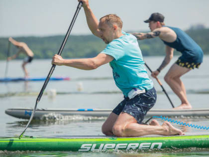 Более сотни сапсёрферов от мала до велика устроили заплыв по Шершням