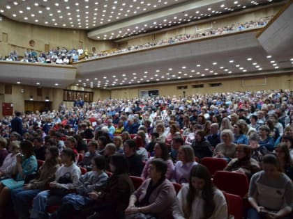 В Златоусте на благотворительный концерт «Плечом к плечу» пришло более 1200 человек