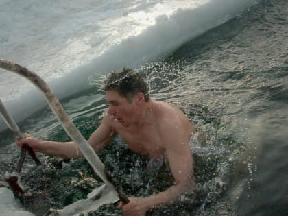 Южноуральцам объяснили кому запрещено окунаться в крещенскую купель