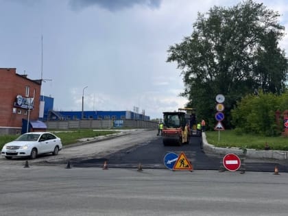 На Индустриальной укладывают асфальт