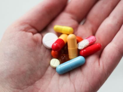 Чем опасно запивать таблетки, рассказали в Роскачестве