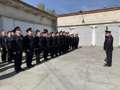 Начальник УМВД Озерска провел строевой смотр и готовность сотрудников к несению службы