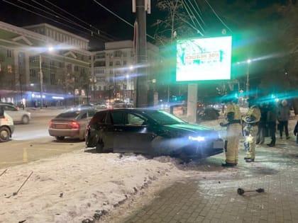 Volkswagen врезался в остановку в центре Челябинска