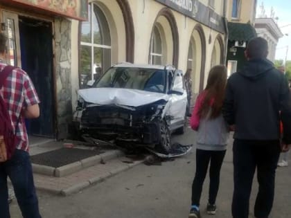 В Копейске автомобиль врезался в кафе