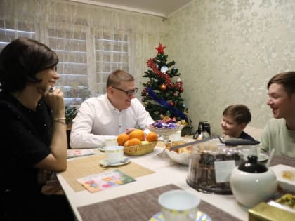 Алексей Текслер вместе с супругой Ириной вручили подарки братьям Загоскиным в рамках акции «Елка желаний»