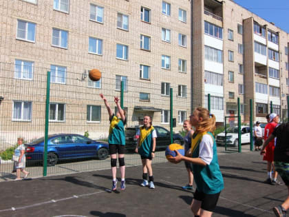 В Кусе открылись две современных площадки – детская игровая и стритбольная