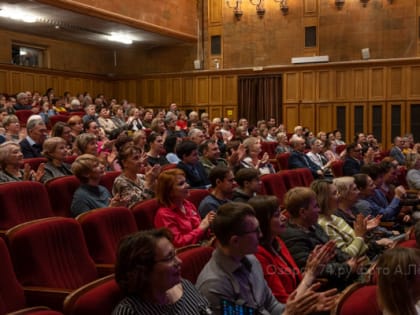 Игра в двенадцать рук: Театр фортепианной импровизации выступил в Озёрске