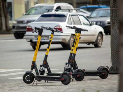 В Челябинске самокатчик сбил велосипедиста и скрылся