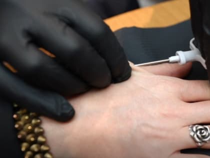 Ближе к телу: в Швеции начали вживлять QR-коды под кожу