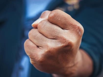 В Копейске пьяный водитель избил полицейского