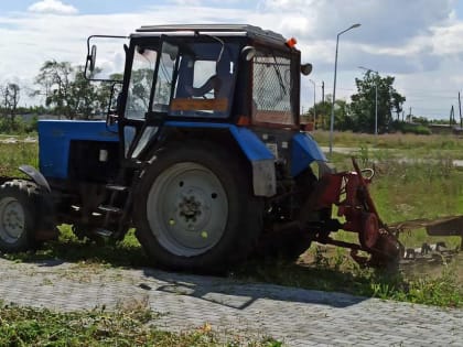 В парке косят траву