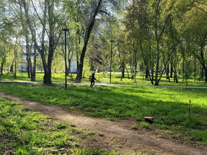 В парках и скверах Тракторозаводского района провели противоклещевую обработку