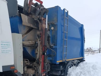 В Челябинской области снегопады мешают коммунальщикам вывозить мусор