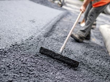 Сегодня город убирают от противогололёдных смесей