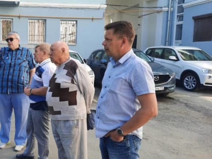 Активисты Центрального местного отделения партии провели встречу с жителями по вопросам благоустройства дворовых территорий