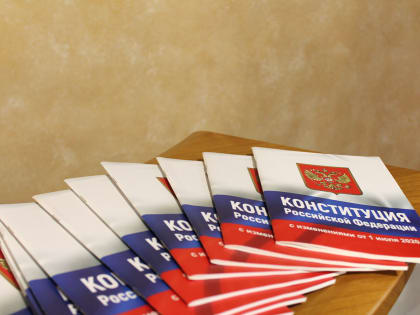 В День Конституции юным копейчанам торжественно вручили паспорта