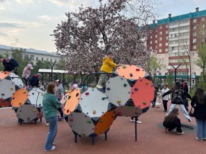 Около обновлённого сквера в Челябинске запустили сухой фонтан и установили игровые комплексы