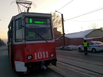 В Магнитогорске трамвай столкнулся с автомобилем, что вызвало задержку в работе электротранспорта