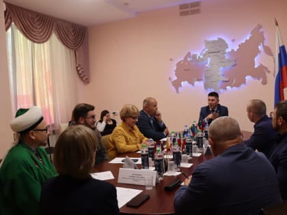 14 сентября МКУ «Центр народного единства» провёл круглый стол по теме «Противодействие идеологии терроризма и экстремизма в молодёжной, и подростковой среде в сети «Интернет», при