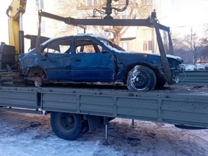 Из челябинского двора эвакуировали брошенный автомобиль