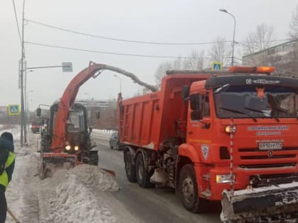 Для очистки Челябинска от снега дорожники перешли на усиленный режим работы