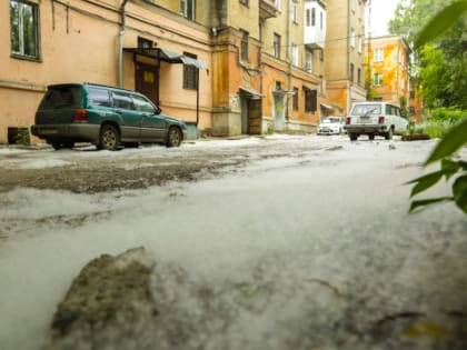 Глава Челябинска поручила поливать улицы водой для борьбы с тополиным пухом
