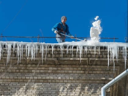 В Челябинске очистили от сосулек более 3 000 зданий