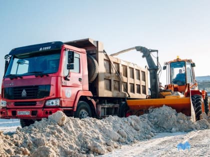 Спецтехника продолжает чистить город от снега