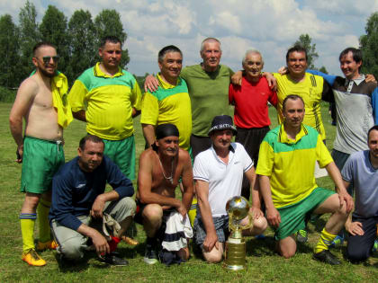 Лучшим футболистам в Магнитке подарили вкусные арбузы