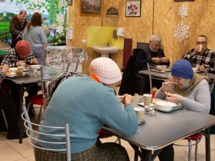 Пища для желудка, ума и сердца: фоторепортаж из Иоанновской столовой, которая кормит одиноких стариков