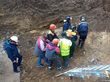 Спасатели помогли рабочему, упавшему в котлован