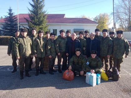 Глава района А.Г.Вдовин и председатель Собрания депутатов Е.Н.Слинкин передали помощь карталинским призывникам, находящимся в учебном центре Чебаркуля.