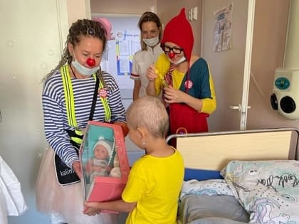 Больничные клоуны провели концерт для 80 малышей из челябинской больницы