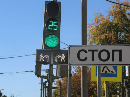 А все бегут, а он им светит