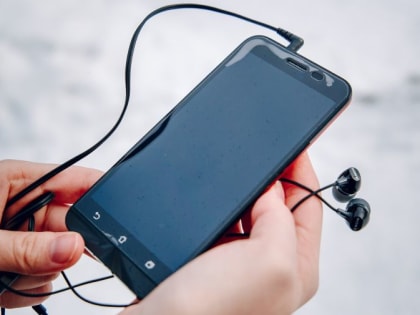 Магнитогорский таксист забрал оставленный пассажиром телефон