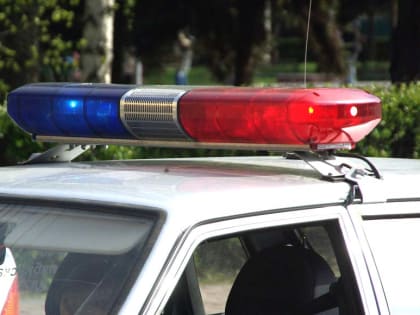 Участковый пытался попасть в квартиру, из окна которой женщина выбросила своих детей