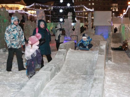 Наталья Котова в сказочном лесу: мэр открыла главный ледовый городок Челябинска