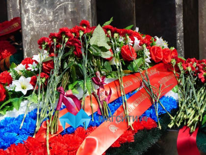 В Магнитогорске состоялось возложение цветов к братским могилам