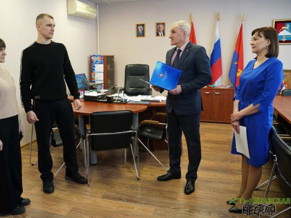 Глава Усть-Катава вручил жилищный сертификат