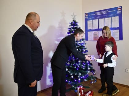 Депутаты подарили тепло и внимание детям