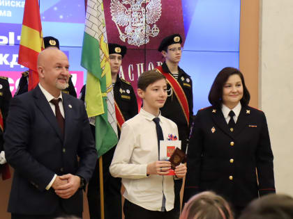 Депутат Челябинской городской Думы Иван Горнов вручил первые паспорта юным челябинцам