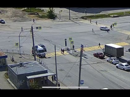 В Челябинске маршрутчик сбил женщину с коляской