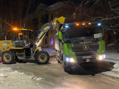 В Челябинске расчищают от снега тротуары, пешеходные переходы и остановки
