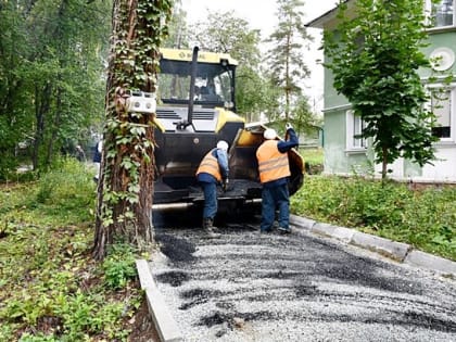 На Ленина асфальтируют дворы